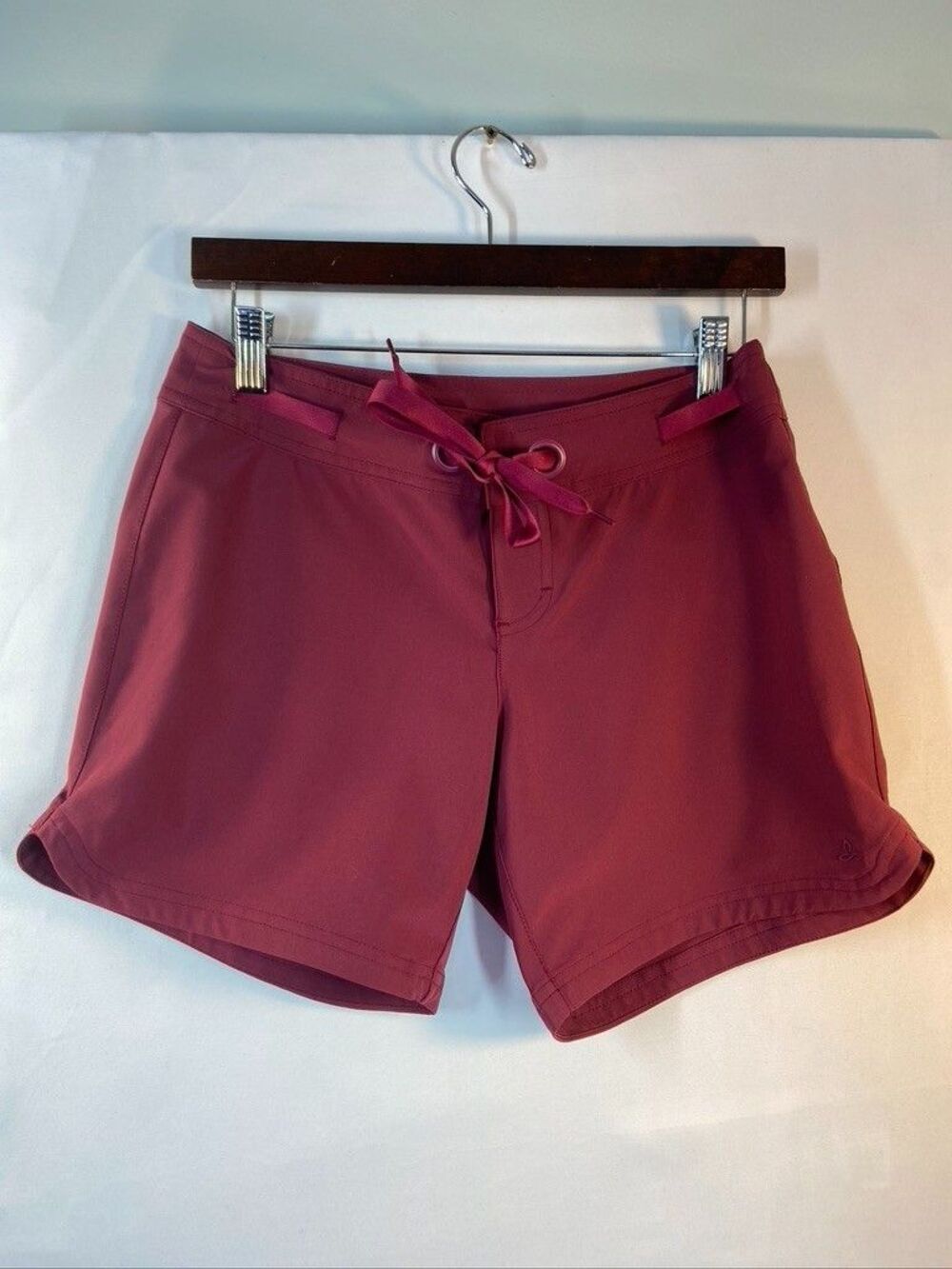 PRANA WOMENS SZ XSMALL BURGANDY DRAWSTING WAIST SHORTS 5 INSEAM HIKING SHORTS